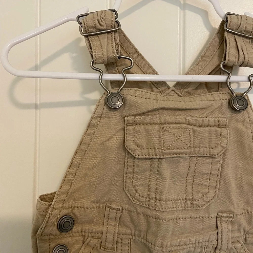EUC Carter’s baby unisex tan‎ khaki short overalls 6 months